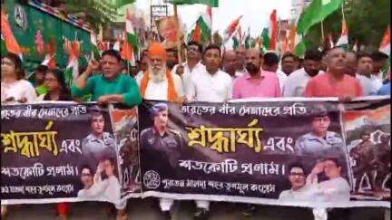 পুরাতন মালদা: সদরঘাট এলাকায় শহর তৃণমূলের উদ্যোগে বীর সৈনিকদের শ্রদ্ধা জ্ঞাপন যাত্রা