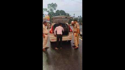 ময়নাগুড়ি: ময়নাগুড়ি ইন্দিরা মোড় সংলগ্ন জাতীয় সড়কে স্পেশাল নাকা তল্লাশি চালালো ময়নাগুড়ি থানার পুলিশ ও হাইওয়ে ট্রাফিক পুলিশ