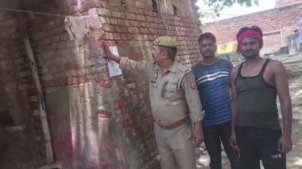 लालगंज: देवगांव में गैंगेस्टर एक्ट के मामले में फरार आरोपियों के घर पुलिस ने बीएनएस 84 के तहत नोटिस चस्पा किया, मचा हड़कंप