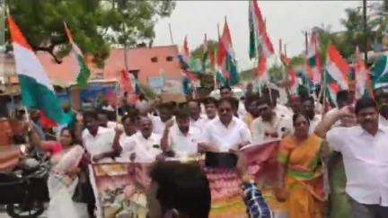 விக்கிரவாண்டி: விக்கிரவாண்டி  பேருந்து நிலையம் அருகே  பாஜகவினர் மூவர்ண கொடியேந்தி இந்திய ராணுவத்திற்கு ஆதரவாக பேரணி