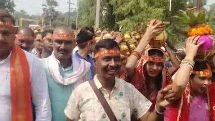 रहुई: रहुई में श्रीमद् भागवत कथा से पहले महिला श्रद्धालुओं ने निकाली 551 कलश यात्रा, उमड़ी हजारों की भीड़