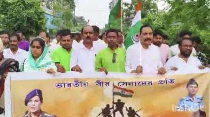 চাঁচল ২: মালতিপুর এলাকায় তৃণমূল নেতৃত্বের তরফে সেনা জওয়ানদের শ্রদ্ধা জানিয়ে পথযাত্রা করা হলো