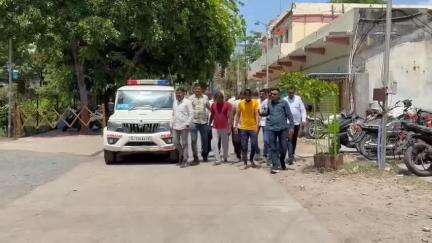 જામનગર શહેર: કનસુમરા નજીક નકલી વિદેશી દારૂ બનાવનાર ઝડપાયેલા ત્રણ શખ્સોને જિલ્લા પોલીસ મથક ખાતે રજૂ કરવામાં આવ્યા