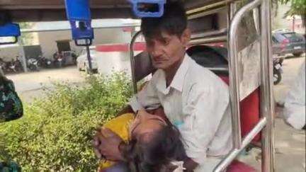 चांदपुर: नूरपुर के गांव तेलीपुरा में पीड़ित पत्नी और पुत्री को घायल अवस्था में लेकर न्याय के लिए रातभर भटकता रहा