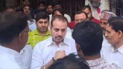 रोह: रोह प्रखंड के रुपौ थाना क्षेत्र के पांडे गंगोट में शहीद मनीष कुमार के घर पहुंचे मंत्री, पूर्व सांसद सहित तमाम लोग