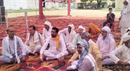 गोहद: विधायक केशव देसाई ने गोहद में भागवत कथा में लिया कथा व्यास का आशीर्वाद