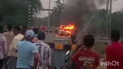 रामनगर: रामनगर के केसरीपुर रेलवे क्रॉसिंग के पास मारुति ओमनी कार में लगी आग, धू-धू कर जली कार, मचा हड़कंप
