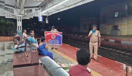 নলহাটি ১: নলহাটি স্টেশনে আরপিএফের সচেতনতামূলক কর্মসূচি।