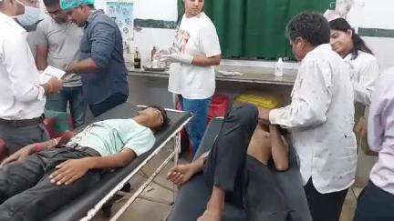 पाली: सदर थाना क्षेत्र के रामासिया के निकट ट्रक की चपेट में आने से बाइक सवार 3 युवक हुए घायल, ट्रॉमा सेंटर में किया गया उपचार