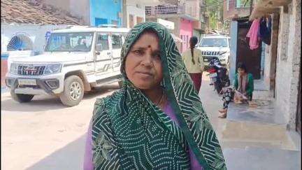 लवकुशनगर नगर परिषद की लापरवाही से लोग परेशान बोले रोड सही नहीं बनी नाली भी नहीं हो रही साफ, समाधान की उठाई #jansamasya