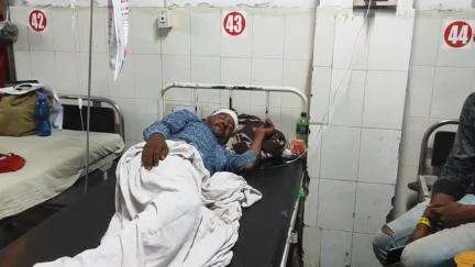 अकलेरा: अकलेरा झालावाड़ मार्ग पर डूंगर गांव घाटी के पास ट्रक पर चढ़कर रस्सा बांधते समय ट्रक चालक गिरकर घायल