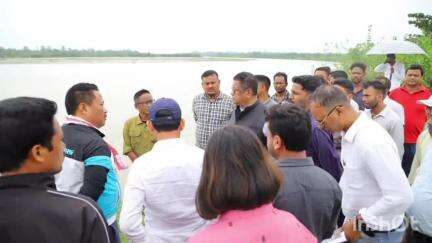 ধেমাজি: চিচিমুখগাঁওত আৰু জীয়াধলত বান গঢ়াখনিয়া লগতে মথাউৰি পৰিদৰ্শন জিলা আয়ুক্তৰ আৰু অসম চৰকাৰৰ মন্ত্ৰীৰ