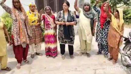 गदरपुर: गदरपुर:कच्ची शराब के विरोध में खानपुर कॉलोनी की महिलाओं ने भाजपा महिला मोर्चा की जिलाध्यक्ष संग किया प्रदर्शन#jansamasy