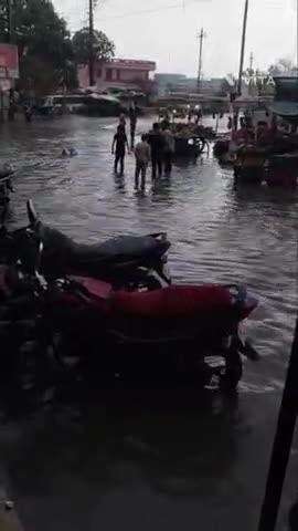 महिदपुर: महिदपुर में आंधी-तूफान के साथ मूसलाधार बारिश, सड़कें बनीं तालाब