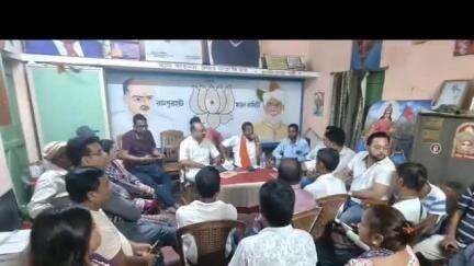 রামপুরহাট ১: বিজেপির সাংগঠনিক বৈঠক অনুষ্ঠিত হলো রামপুরহাট শহর বিজেপির দলীয় কার্যালয়ে , উপস্থিত বিজেপির জেলা সভাপতি