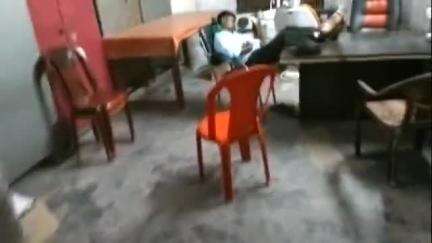 डंडारी: तेतरी PHC के 1सिक्योरिटी गार्ड का सोते हुए एवं 1 सिक्योरिटी गार्ड का ड्यूटी आवर में बिना वर्दी घूमते हुए वीडियो #viral