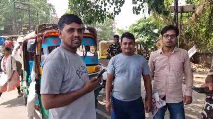 जहानाबाद: जहानाबाद में ऑटो चालक और यात्री ने पेश की ईमानदारी की मिसाल, छूटा हुआ मोबाइल लौटाया