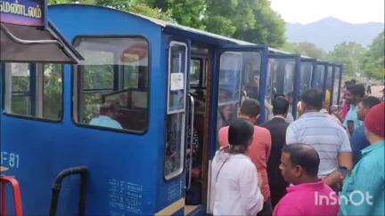 மேட்டுப்பாளையம்: கோடை சீசனை அனுபவிக்க மேட்டுப்பாளையம் உதகை மலை ரயிலில் பயணம் செய்ய குவிந்து வரும் சுற்றுலா பயணிகள்