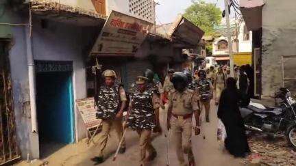 हैदरगढ़: हैदरगढ़ क्षेत्र के विभिन्न स्थानों पर सीओ के नेतृत्व में पुलिस बल ने किया फ्लैग मार्च, सुरक्षा का एहसास कराया