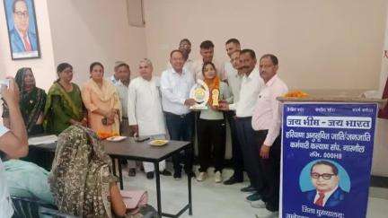 नारनौल: नारनौल की बेटी तमन्ना नरवाल ने साउथ एशियन बॉक्सिंग चैंपियनशिप में गोल्ड जीता, अंबेडकर भवन में हुआ सम्मान
