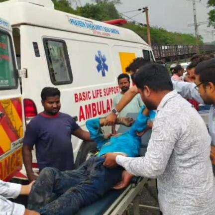 चांडिल: चांडिल रेलवे गेट संख्या 2 के पास कार और बाइक की टक्कर, बाइक सवार गंभीर रूप से घायल