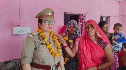 चरखारी: चरखारी महिला ने रिपोर्टिंग चौंकी प्रभारी के स्थानांतरण पर दी भावभीनी विदाई