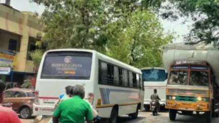 மதுராந்தகம்: நகரப் பகுதியில் சாலையில் இடையூறான மரக்கிளை வெட்டி அப்புறப்படுத்த கோரிக்கை