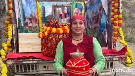 रामपुर: पूर्व मुख्यमंत्री स्व. वीरभद्र सिंह की प्रतिमा के लिए मिट्टी एकत्र करने के लिए कलश यात्रा गांव-गांव पहुंच रही है