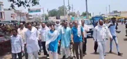 रहली: सेना के विरुद्ध टिप्पणी से नाराज़ कांग्रेस कार्यकर्ताओं ने जुलूस निकालकर पुतला दहन किया