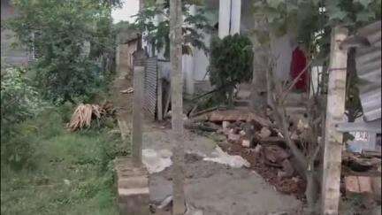 শান্তিপুর: কৃত্তিবাসে বাড়িতে যাওয়ার রাস্তা করা নিয়ে দুই পরিবারের মধ্যে ঝামেলার জেরে উত্তেজনা,কয়েকজনকে আটক করলো শান্তিপুর পুলিশ