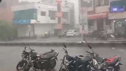 बदनापूर: बदनापूर बस स्थानक परिसरात व शहरात तसेच परिसरात जोरदार वादळीवाऱ्यासह अवकाळी पाऊस,जनजीवन विस्कळीत