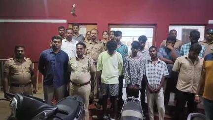 பழனி: பழனியாண்டவர் ஆண்கள் கல்லூரி அருகே கஞ்சா விற்பனை செய்த எட்டு பேர் கைது- இருசக்கர வாகனங்கள் பறிமுதல் செய்து போலீசார் நடவடிக்கை