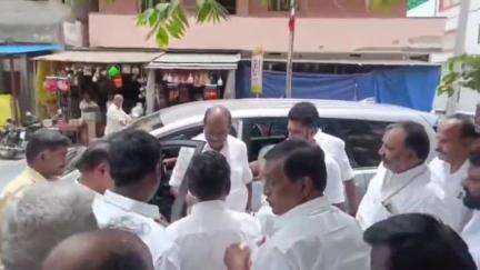 பழனி: பழனி அடிவாரம் வீடற்றோர் முதியோர் இல்லத்தில் அன்னதானம் வழங்கும் நிகழ்ச்சி நடைபெற்றது