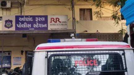 આણંદ: ચિખોદરા ચોકડી પાસે ડમ્પરની ટક્કરે બાઈક ચાલકના બંને પગ કચડાયા, બાઈકને ભારે નુકશાન થયું