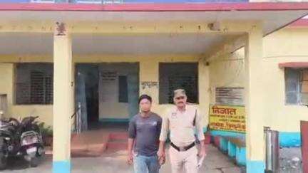 अभनपुर: गोबरा नवापारा थाना क्षेत्र में शांति भंग करने वाले एक युवक को पुलिस ने गिरफ्तार कर की प्रतिबंधात्मक कार्रवाई