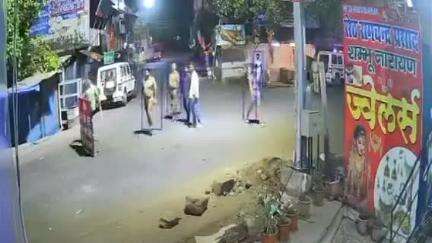 बांसगांव: कौड़ीराम चौराहे पर पुलिसकर्मियों और एक ट्रक ड्राइवर के बीच हुई मारपीट का सीसीटीवी फुटेज सोशल मीडिया पर वायरल