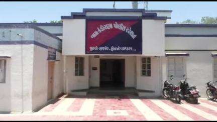 જામકંડોરણા: જામકંડોરણા તાલુકાના કાના વડાળા ગામે ઇંગ્લિશ દારૂની રેડ કરી પોલીસે એક વ્યક્તિને 48 નંગ બોટલ સાથે ઝડપી પાડ્યો