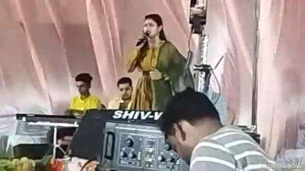सूर्यपुरा: खरोज गांव के काली मंदिर में भोजपुरी सांस्कृतिक महोत्सव में शामिल हुए गायक गोलू राजा और गायिका ऋतु राय प्रियंका