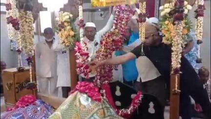 બાવળા: ધોળકા ખાતે પીર હઝરતશાહ દાદાના 682 માં ઉર્ષ નિમિત્તે કોંગ્રેસ દ્વારા ચાદર ચઢાવવામાં આવી