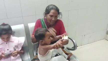 ललितपुर: गरम तेल की कढ़ाई में गिरने से मासूम झुलस गया, इलाज के लिए जिला अस्पताल लाया गया