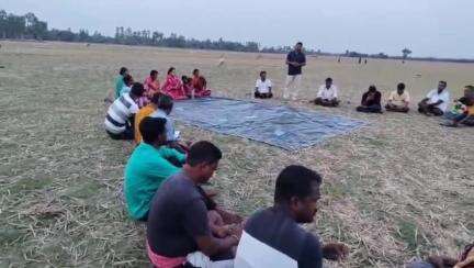 গোসাবা: কুমিরমারীর আদিবাসী পাড়ায় ১২৬নং বুথের নেতৃত্বদের নিয়ে বিধানসভা নির্বাচনের লক্ষ্যে বৈঠক পঞ্চায়েত সদস্যের