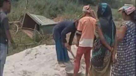 खलीलाबाद: बखिरा नगर पंचायत के तिलाठी में पोखरे के सौंदर्यीकरण के दौरान कई नियमों का हो रहा उल्लंघन