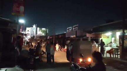 अमेठी: अमेठी में बिजली के पुराने तार बदले जा रहे हैं, दिनभर बिजली गुल रहने से व्यापारी और आमजन परेशान