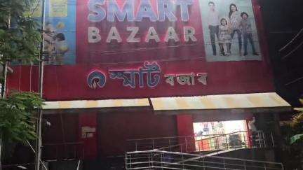 মৰাণ: মৰাণৰ স্মাৰ্ট বাজাৰত ভয়ংকৰ ঘটনা, সুৰামত্ত কৰ্মচাৰীয়ে বটল ভাঙি উপৰ্যুপৰি প্ৰহাৰ কৰাত আহত বাজাৰৰ সঞ্চালক আৰু কৰ্মচাৰী
