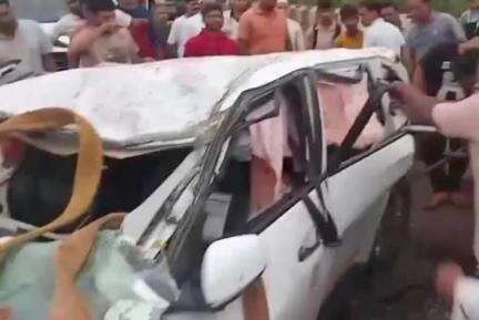 खेड: खेड येथील जगबुडी नदीत कार कोसळून पाच जणांचा मृत्यू