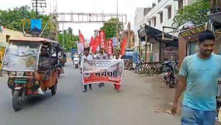 মেদিনীপুর: বিকাশ ভবনের শিক্ষকদের ওপর হামলার প্রতিবাদ করে ছাত্র ধর্মঘটের সমর্থনে মেদিনীপুরের রাস্তায় মিছিল এ আই ডি এস ও-র