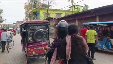 ঢেকিয়াজুলি ভাগ: ঢেকীয়াজুলি নগৰৰ লোকনায়ক অমিয় কুমাৰ দাস পথত সংঘটিত হ’ল পথ দুৰ্ঘটনা,উক্ত পথ দুৰ্ঘটনাত আঘাতপ্ৰাপ্ত হ’ল এগৰাকী ছাত্ৰী