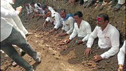 भूम: अंतरगाव येथे रस्त्यासाठी रस्त्यात गाडून घेऊन नागरिकांचे आंदोलन, रस्ता व्हावा या मागणीसाठी नागरिक आक्रमक #Jansamasya
