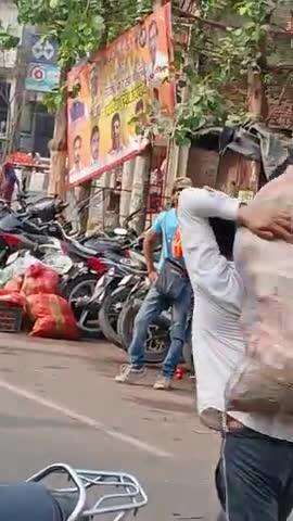 दुबग्गा सब्जी मंडी तीन नंबर गेट के बगल में अवैध स्टेशन लगाया जाता है इसके कारण जा एम बहुत लगता है आप गाड़ी से पैसे वसूले