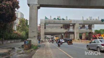 ठाणे: ठाणेकरांना आधीच पिण्याच्या पाण्याचा तुटवडा, त्यात घोडबंदर रोडवर जलवाहिनी फुटल्याने हजारो लिटर पाणी वाया